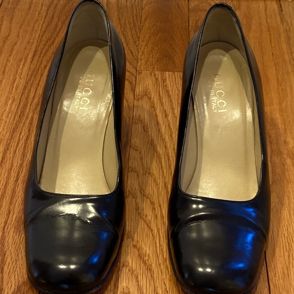 Gucci shoes.  Retro.  Worn twice. Size 8.  3 in. heel - Picture 2 of 5